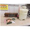 Image 1 : Strauss AM/FM Radio , Wine/Beer Making Kit, Wooden Table Ornaments