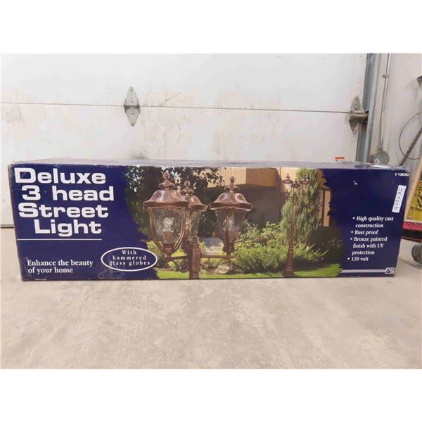 New in Box Deluxe 3 Head Street Light 