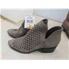 Image 2 : Ladies New or Gently Used Boots and Shoes Size 8 with Tote