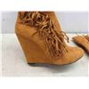 Image 8 : 3 Pairs of Ladies Boots : Hunter Size 7? , Suede Fringed Size 8.5 ,