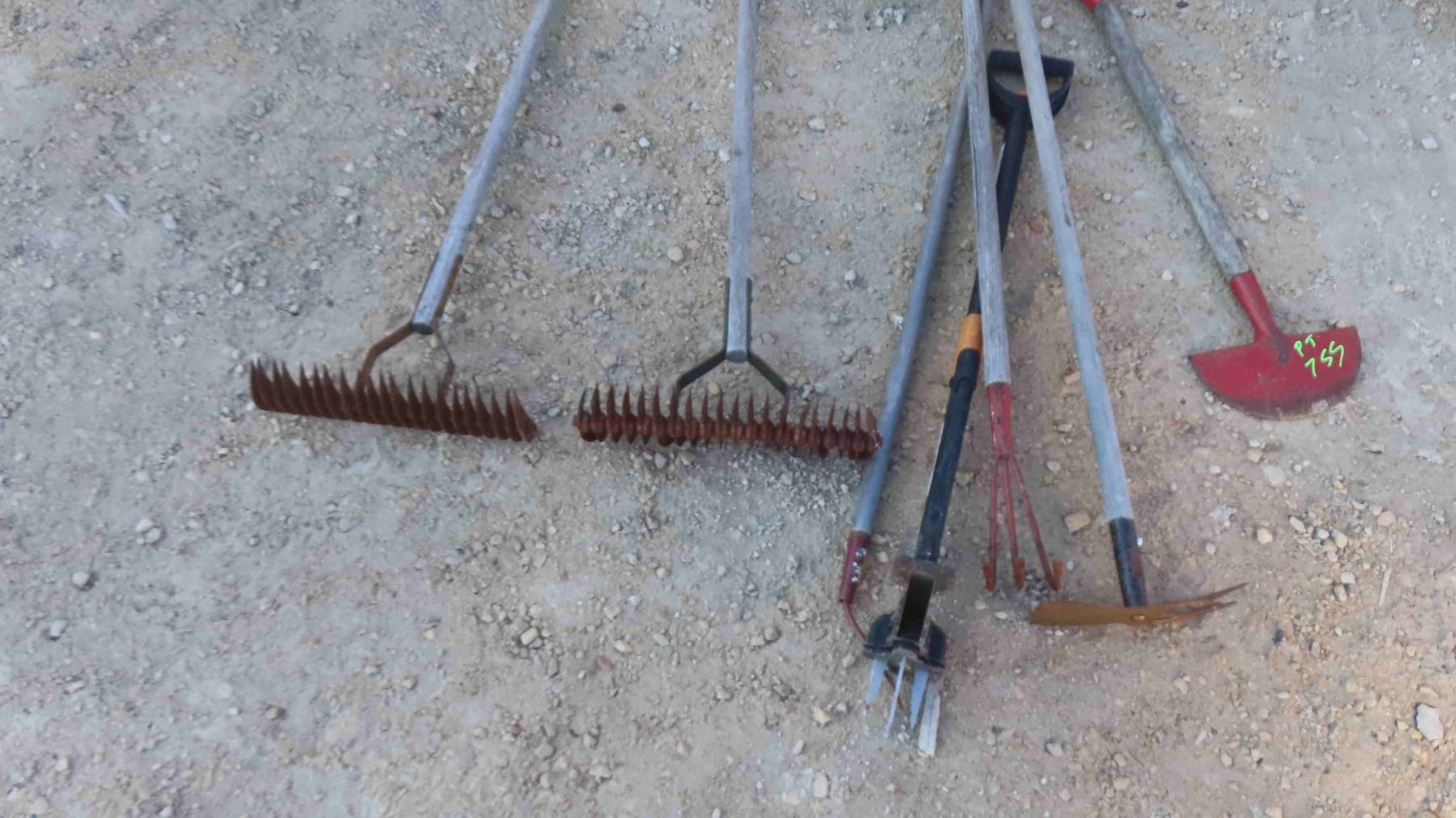 7 Hand Yard Tools : Rake, Scuffler, Edger, Weed Picker & More