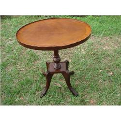 End table w/scallop edge