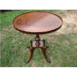 End table w/scallop edge