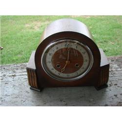 Mantle clock w/key & pendulum