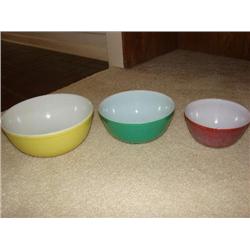 3 Pyrex colored mixing bowls
