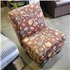 Image 2 : ACCENT CHAIR WITH 2 PILLOWS