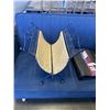 Image 2 : MAGAZINE RACK, SMALL BAG AND WATER BOTTLES
