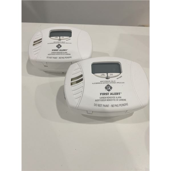 2 PCS FIRST ALERT BATTERY OPERATED CARBON MONOXIDE ALARM WITH DIGITAL DISPLAY NEW