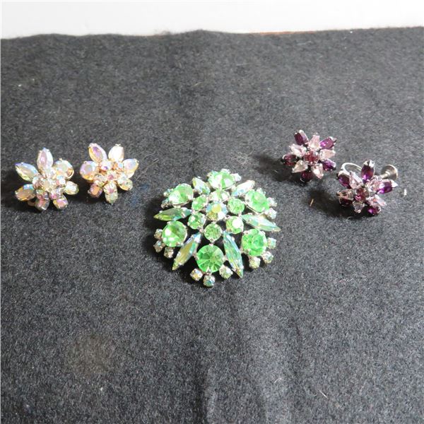 SHERMAN brooch in beautiful green with 2 pairs of clip on earrings. Aurora and Purple