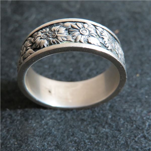 925 solid 3.9g mens silver ring, approximately size 12.  This is a solid, beautiful ring!