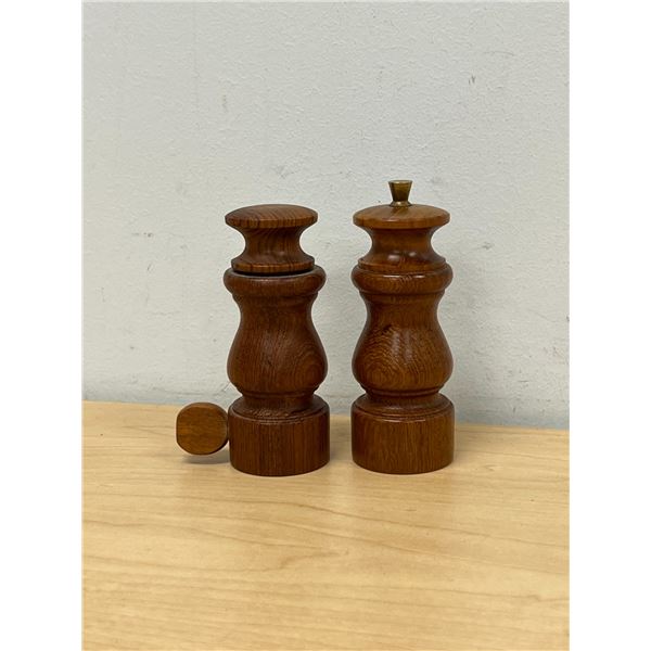 Mid Century Wooden Salt & Pepper Grinders - Interesting Style - see photos 4.5"