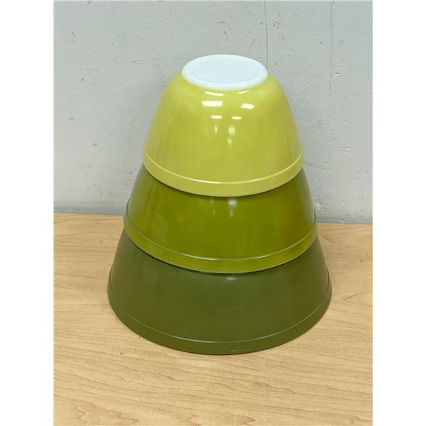 3 Pyrex Nesting Mixing Bowls - Largest 2.5 Qt