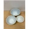 Image 4 : 3 Pyrex Nesting Mixing Bowls - Largest 2.5 Qt