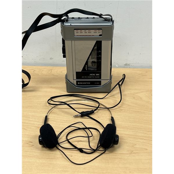 Vintage Sanyo M-G31A Portable Cassette Radio - radio worked, not tested further, see photos