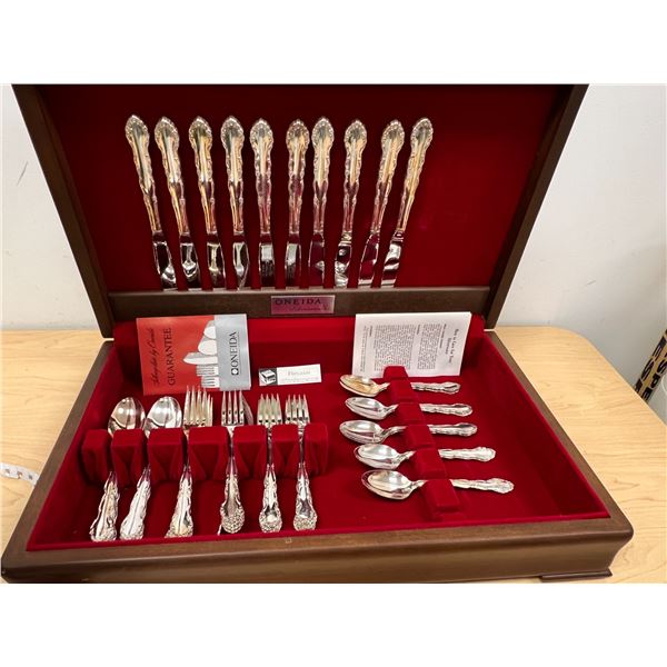 50 pcs (10 settings of 5 pcs) Oneida Flatware in wood box - see all photos
