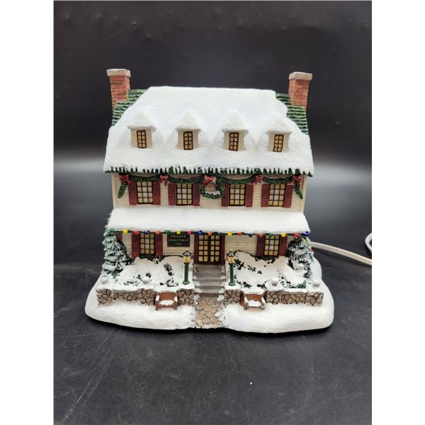 Thomas Kinkade Hawthorne Village "Village Christmas Inn" Light Up House Décor