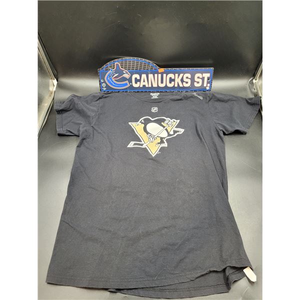 Large Reebok NHL Pittsburgh Penguins T-Shirt & Canucks St. Sign Décor
