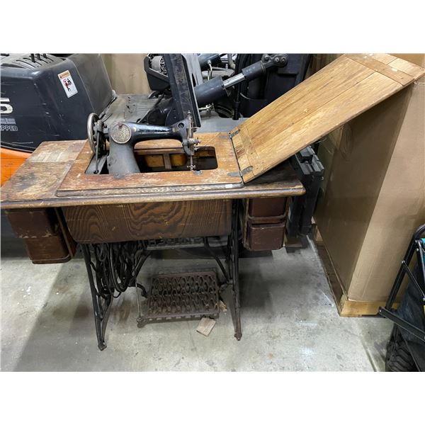 Lot of 1 Vintage Singer Sewing Machine Table