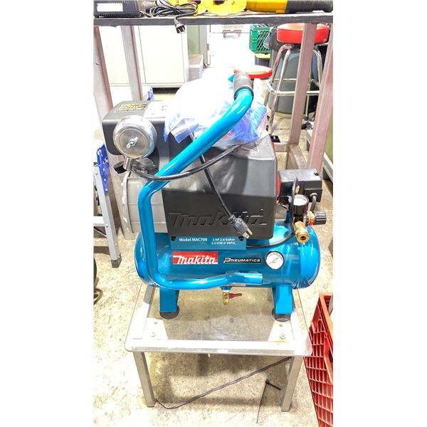 MAKITA PNEUMATICS MAC700 2 HP 2.6 GALLON 90 PSI AIR COMPRESSOR WITH ASSORTED ACCESSORIES ON A SMALL