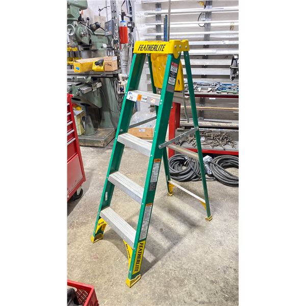 FEATHERLITE FIBREGLASS & ALUMINUM 5' - 225 LB CAPACITY GREEN/YELLOW STEP LADDER