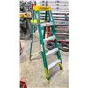 Image 2 : FEATHERLITE FIBREGLASS & ALUMINUM 5' - 225 LB CAPACITY GREEN/YELLOW STEP LADDER