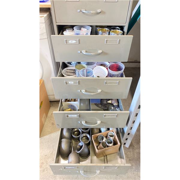 7 DRAWER METAL STORAGE CABINET WITH ASSORTED BLACK PIPE FITTINGS, WATER + GAS FITTINGS, AIR