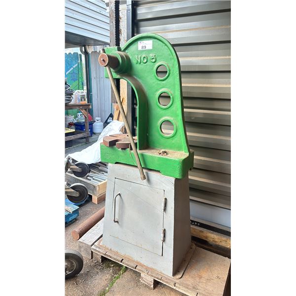 NO. 5 ARBOUR PRESS WITH HEAVY STEEL BASE ( 5 TONNE )