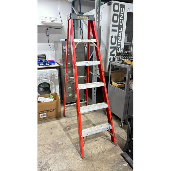 FEATHERLITE FIBREGLASS & ALUMINUM 6' STEP LADDER WITH A 250 LB CAPACITY * LAST DAY REMOVAL ONLY (