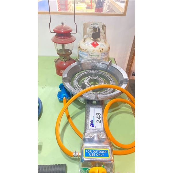 ELECTRO STRIKE OUTDOOR GAS BURNER WITH SMALL PROPANE TANK & VINTAGE COLEMAN LANTERN