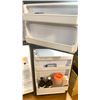 Image 5 : SUNBEAM 2 DOOR STAINLESS STEEL/ BLACK APARTMENT SIZE REFRIGERATOR