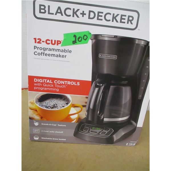 ESTATE/NEW:  BLACK & DECKER 12 CUP COFFEE MAKER IN ORIGINAL BOX