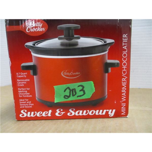 ESTATE:  BETTY CROCKER MINI CHOCOLATE WARMER IN ORIGINAL BOX