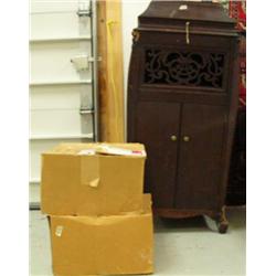 Antique mahogany Silver Tone Victrola with records (243)