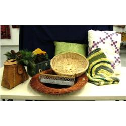 Lot of baskets and patchwork quilt (246)