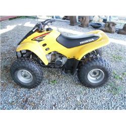 2003 yellow Honda Sportrax 90, key and pull start, hand and foot brake and hand clutch, runs (5)