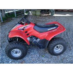 2004 red Honda Sportrax 90, key and pull start, hand and foot brake and hand clutch, runs (5)