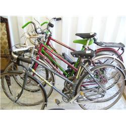 Lot of 4 bikes: Schwinn traveler, Schwinn world sport, Freesprirt 10 speed, Huffy Chesapeake (241)