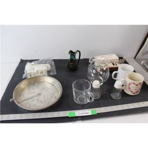 Electrolux Canada Savings Bank, Pie Plate, 93) Mugs, Battery Electric Mixer, Cream Cup, Vase, Salt A