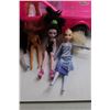 Image 2 : Vintage Barbie-style Limo & (7) Toy Dolls