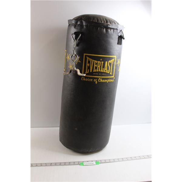 Everlast Heavy Bag w/Hanging Hardware as See In Pictures (32")