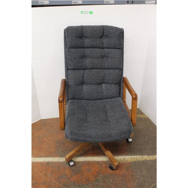 * Cushioned Office Chair