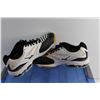 Image 4 : New Pair ''Mirzuno Wave Lightning Z3'' Valleyball Shoes - Size 9 1/2 and Clear Tote