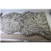 Image 4 : (2) Kahla - 12 1/2" Bowls - Furry Rug (24" x 43")