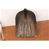 Image 3 : *(2) Scoop Shovels & Hoe