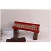 Image 5 : (4) Train Cars & Train Tracks w/Bridge