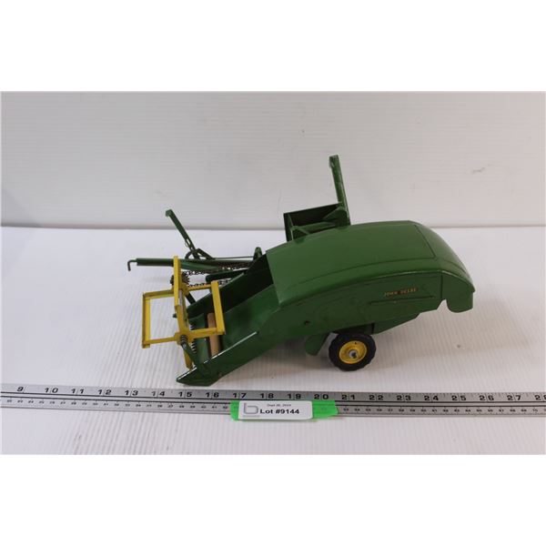 John Deere Pull Type Combine Model 12-A - 1:16 Model Scale