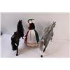 Image 6 : Designer Edition Barbie on Stand & (2) Barbie Horses