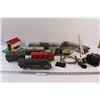 Image 1 : Lionel Train Set w/Tracks & (4) Train Cars & Train & Accessories
