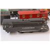 Image 2 : Lionel Train Set w/Tracks & (4) Train Cars & Train & Accessories