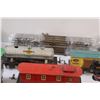 Image 4 : Lionel Train Set w/Tracks & (4) Train Cars & Train & Accessories